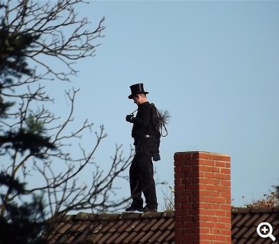 Schornsteinfeger bei der Arbeit.