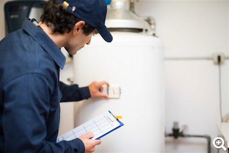 Schornsteinfeger bei der Arbeit.